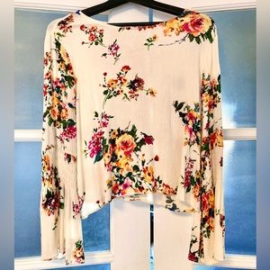Floral bell sleeve blouse M